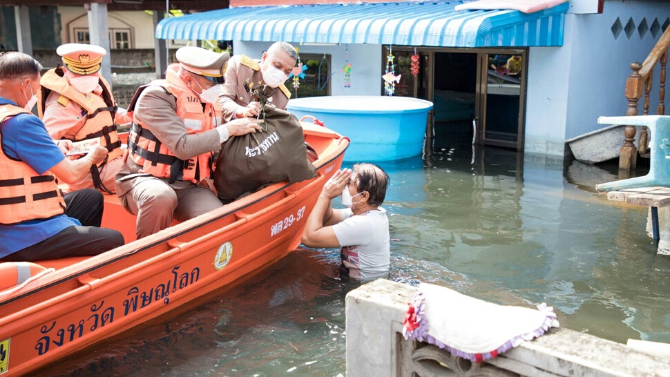 “ในหลวง” พระราชทานถุงพระราชทานแก่ผู้ประสบอุทกภัย จ.สุโขทัย