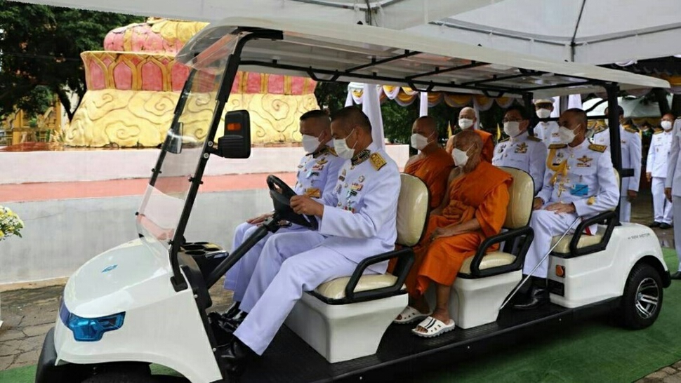 “ในหลวง” พระราชทานรถไฟฟ้า ถวายแด่เจ้าอาวาสวัดทองหลาง อุทัยธานี