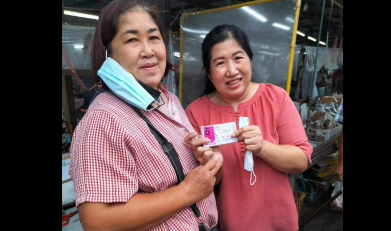 ตรวจหวยตรวจสลากกินแบ่งรัฐบาล แม่ค้าซื่อสัตย์-แจ้งลูกค้าถูกรางวัลที่หนึ่ง 5 ใบรับ 30 ล้าน