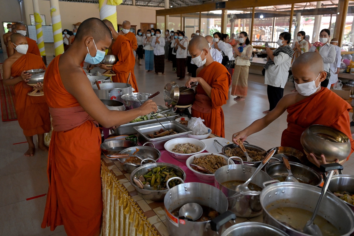พระติดโควิด! กัมพูชางดจัดทำบุญบรรพบุรุษ “ผะจุมเบน”