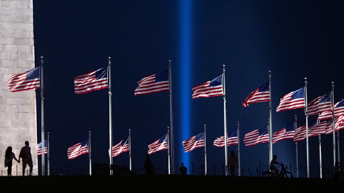 Tribute in Light ‘ศิลปะ’ ลำแสงคู่ 20 ปี เตือนสติเหตุ ‘วินาศกรรม 11 กันยา’