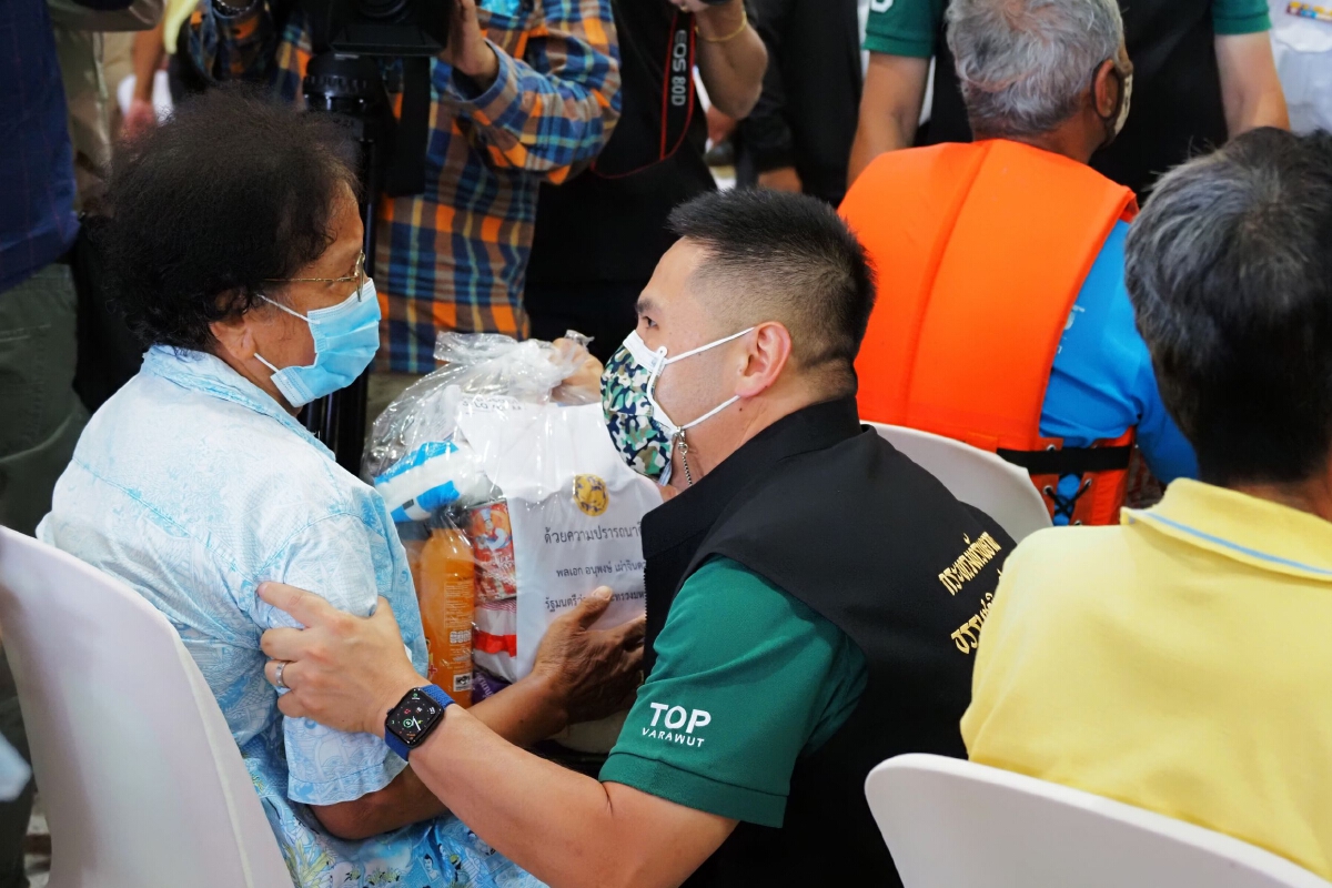 มท.1 ควง "วราวุธ" รมว.ทส. ลงพื้นที่มอบถุงยังชีพ ผู้ประสบอุทกภัยสุพรรณบุรี