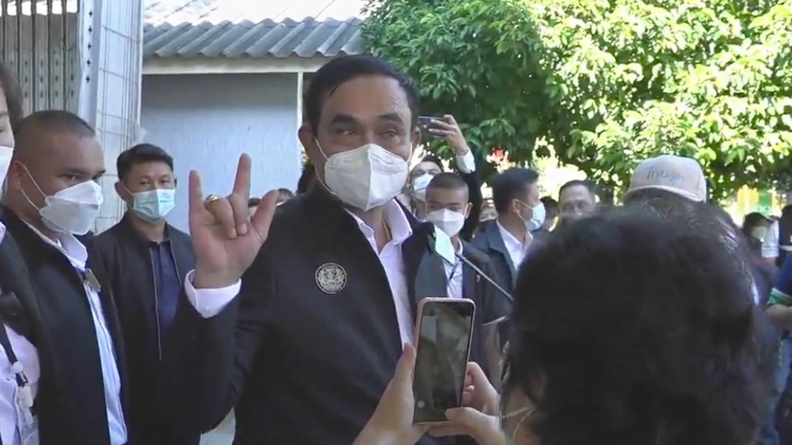 "ประยุทธ์"ลั่นทำงานต่อให้ดีขึ้น ปลื้มโดนชมตัวจริงหล่อ ไม่แก่เหมือนในทีวี