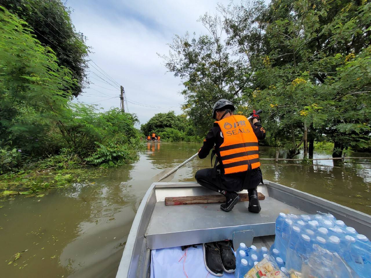 "ปตท." นำ "โดรน-เรือท้องแบน" ช่วยเหลือผู้ประสบภัยเร่งด่วนจากจมบาดาล 