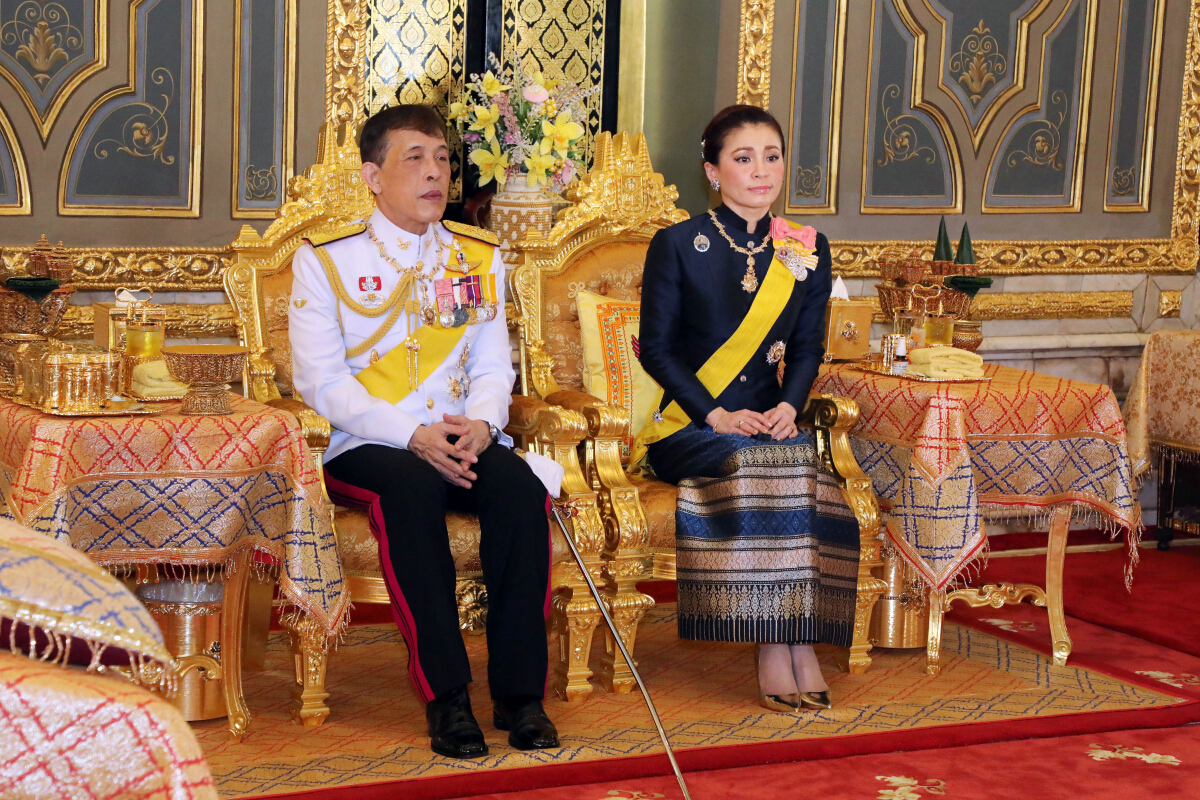 ชมพระบรมฉายาลักษณ์ “ในหลวง” ทรงบำเพ็ญพระราชกุศลถวายผ้าพระกฐิน พุทธศักราช 2564