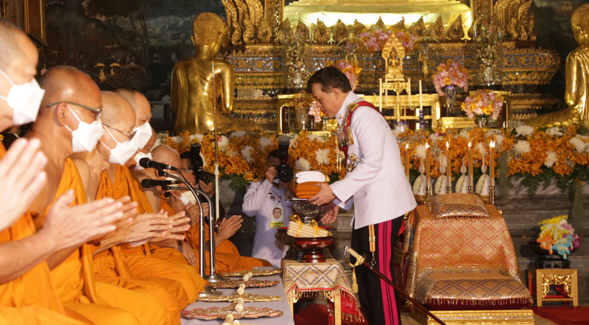 “ในหลวง” ทรงบำเพ็ญพระราชกุศลถวายผ้าพระกฐิน วัดโสมนัสฯ