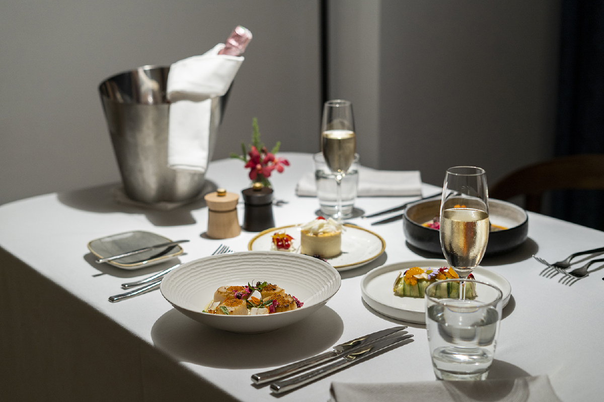 ดื่มด่ำการพักผ่อนระดับลักซ์ชัวรี่ แพ็คเกจ “Luxury Dine’Cation” โรงแรมมณเฑียร สุรวงศ์ กรุงเทพฯ