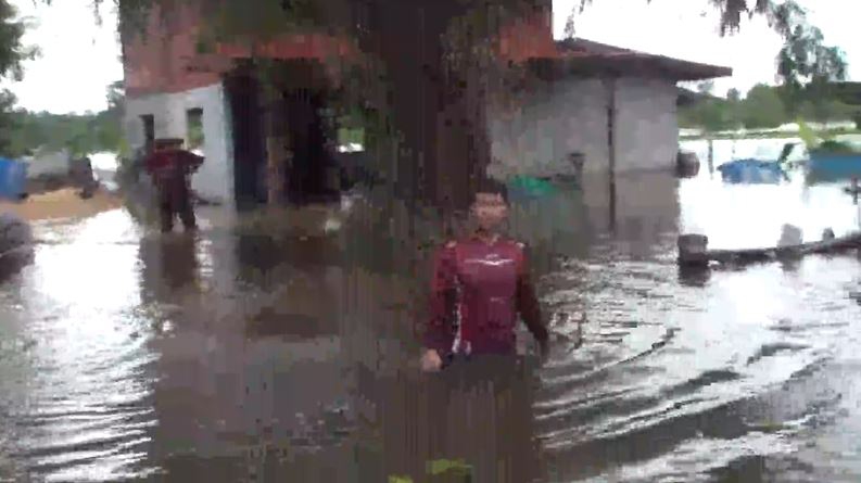 บุรีรัมย์ น้ำมูลเอ่อท่วมบ้านถนน เร่งขนย้ายของสัตว์เลี้ยงหนีน้ำ