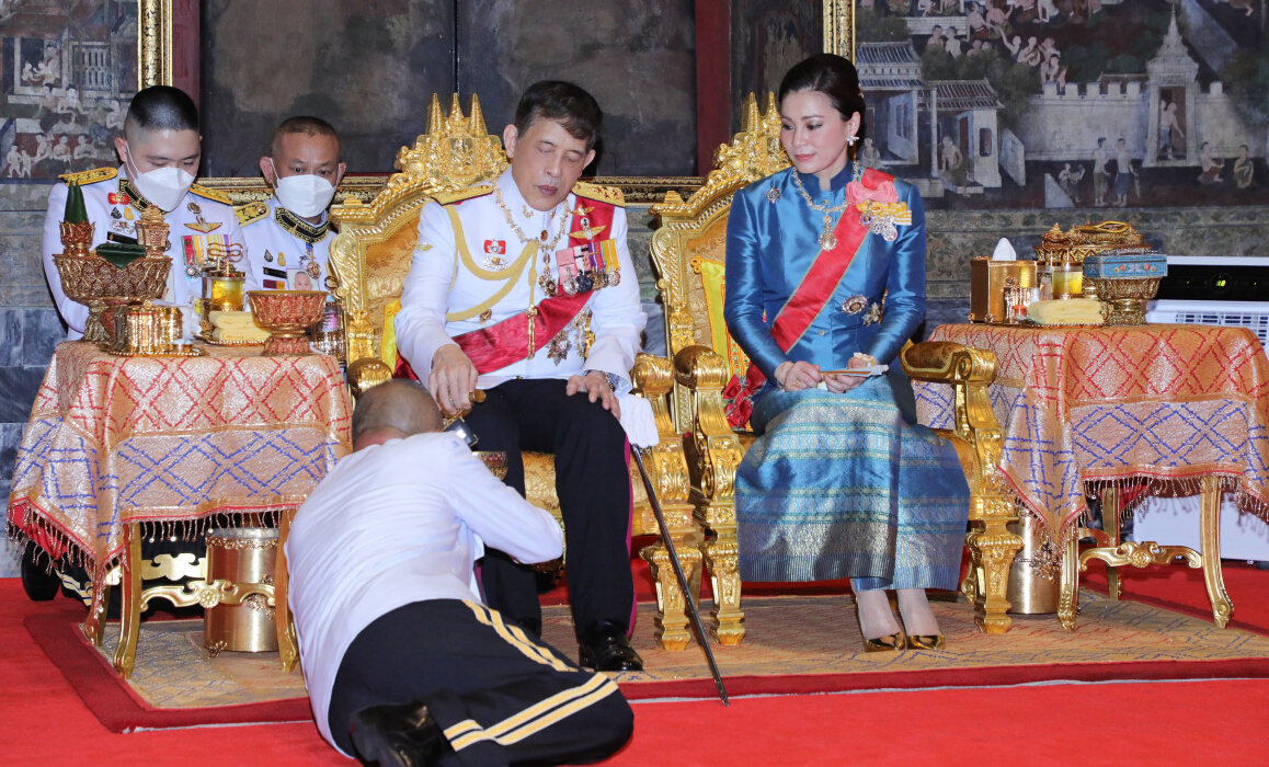 ชมภาพ “ในหลวง ราชินี” ทรงบำเพ็ญพระราชกุศลถวายผ้าพระกฐิน วัดโสมนัสฯ วัดสุทัศนฯ