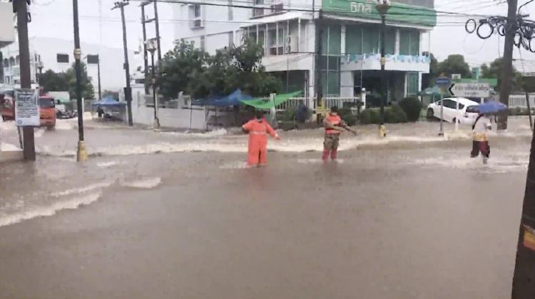 พายุถล่มซ้ำน้ำป่าทะลักท่วมชาวภูเขียว ขนของหนีน้ำวุ่น