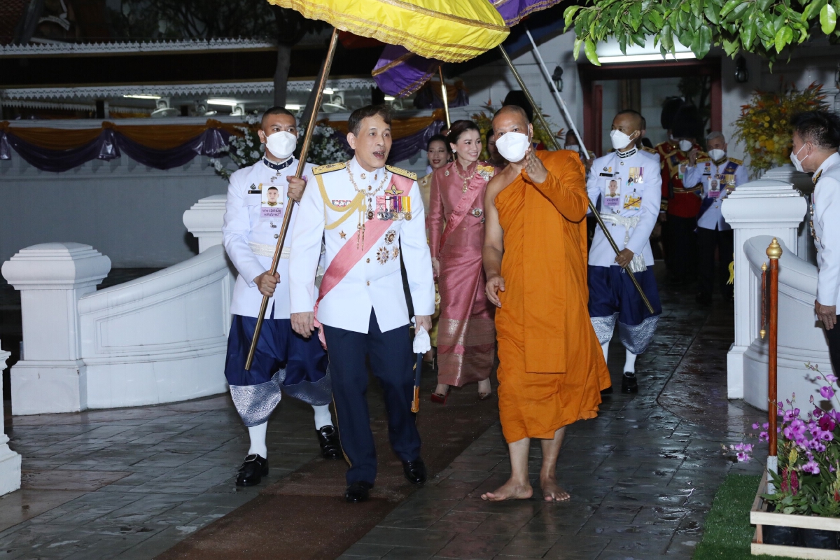 ชมภาพ “ในหลวง ราชินี” ทรงบำเพ็ญพระราชกุศลถวายผ้าพระกฐิน