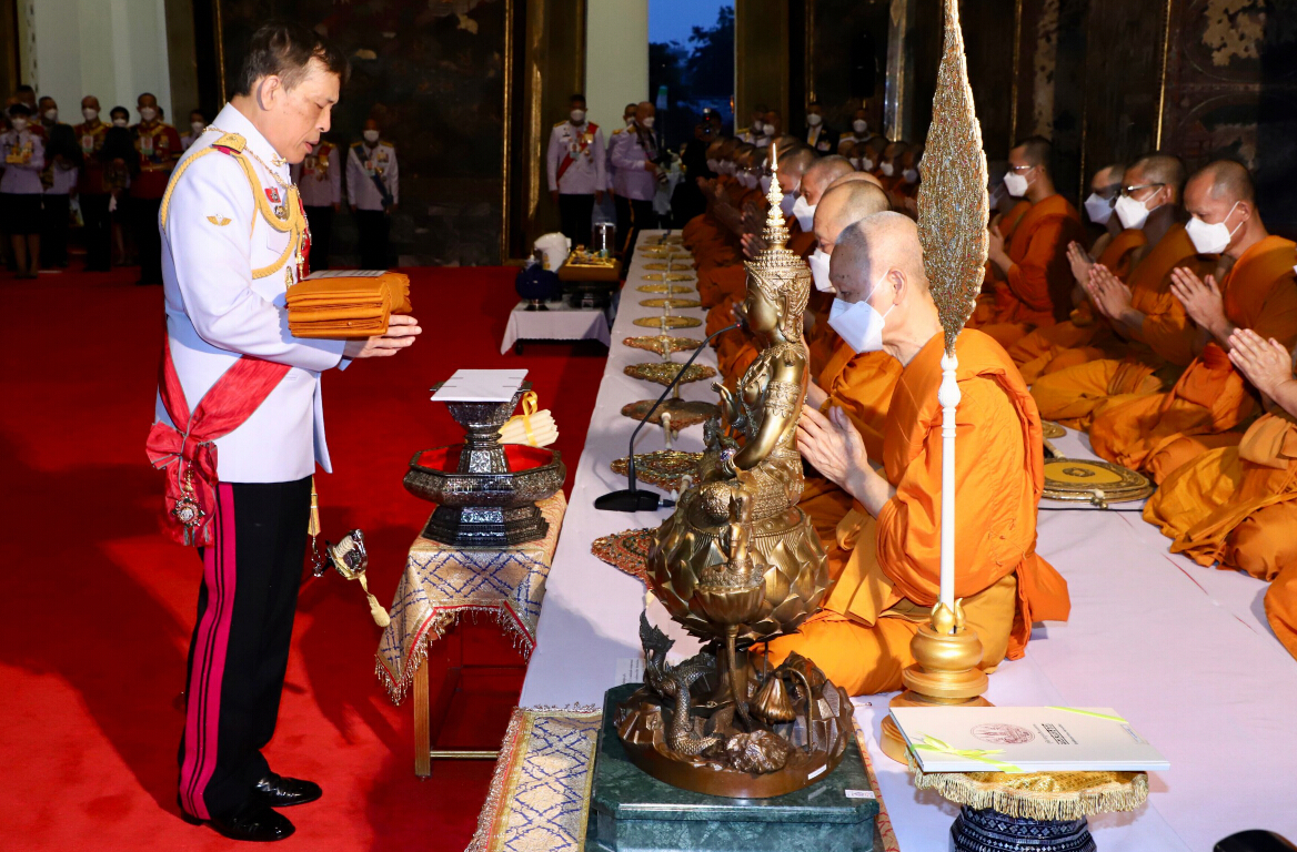 “ในหลวง ราชินี” ทรงบำเพ็ญพระราชกุศลถวายผ้าพระกฐิน วัดสุทัศนฯ