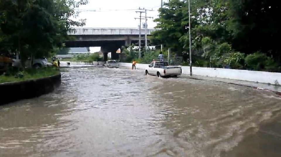 ปทุมธานี ปิดเส้นทางรถใต้สะพานปทุม1 น้ำท่วมสูงรถเล็กผ่านไม่ได้