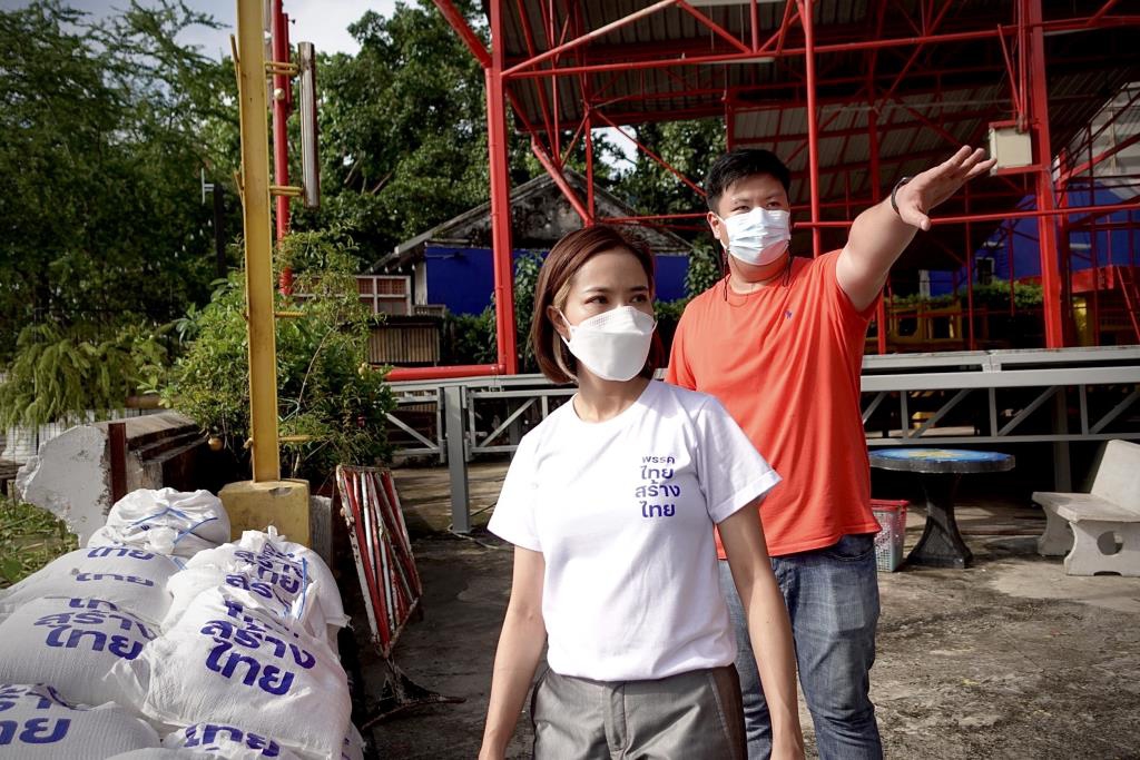 “ไทยสร้างไทย”นำทีมงานเสริมกระสอบทราย-ทำแนวกั้นน้ำริม“เจ้าพระยา”
