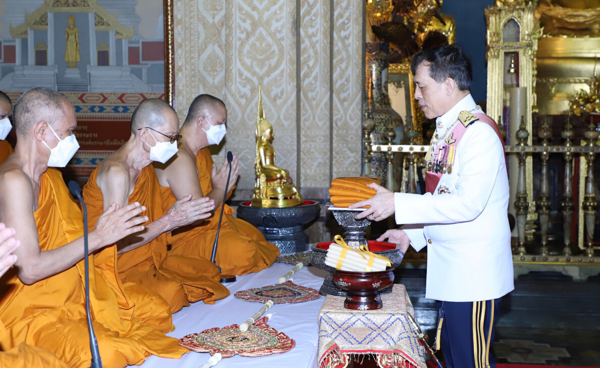 “ในหลวง” เสด็จฯ ไปในการพระราชพิธีทรงบำเพ็ญพระราชกุศลถวายผ้าพระกฐิน วัดเบญจมบพิตรฯ