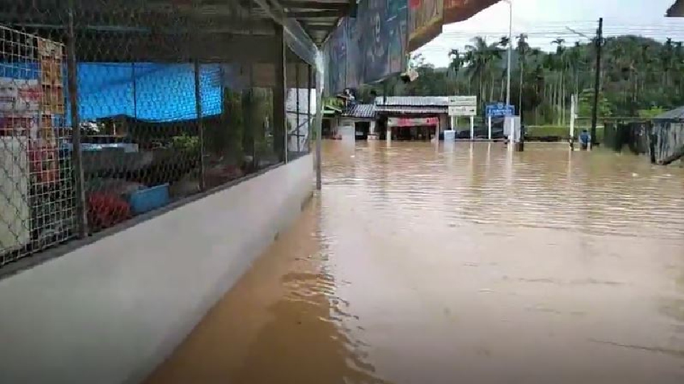 ระนองน้ำท่วมหลายพื้นที่ ดินภูเขาถล่มทับเส้นทางสายหลัก