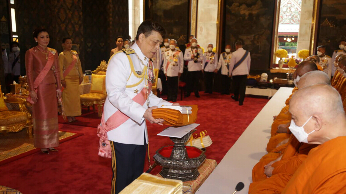 “ในหลวง” ทรงบำเพ็ญพระราชกุศลถวายผ้าพระกฐิน วัดบวรนิเวศวิหาร 