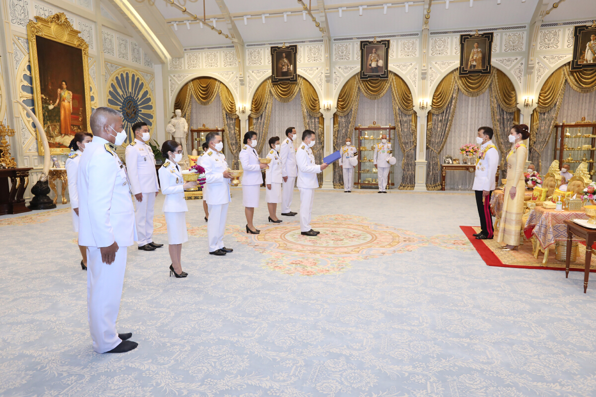 “ในหลวง-ราชินี” พระราชทานพระบรมราชวโรกาสให้คณะบุคคลเฝ้าฯ 