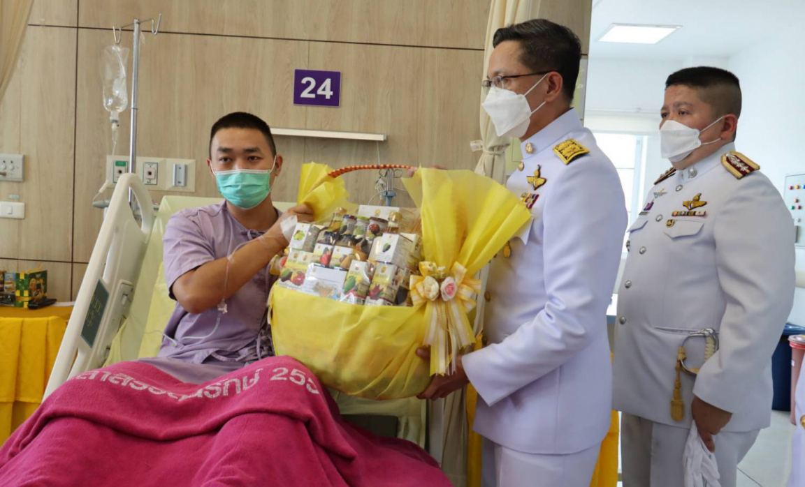 “ในหลวง” พระราชทานดอกไม้ ตะกร้าสิ่งของ แก่ตำรวจบาดเจ็บ