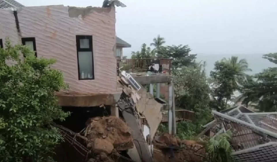 เกาะสมุยฝนถล่มหนัก ทำดินสไลด์วิลล่าหรูถล่มยับ 8 หลัง