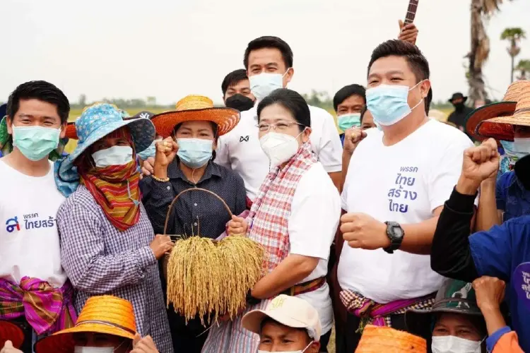 “สุดารัตน์” นำ “ไทยสร้างไทย” ช่วยชาวนาร้อยเอ็ด-จี้ รบ.แก้ปัญหาราคาข้าวต่ำ