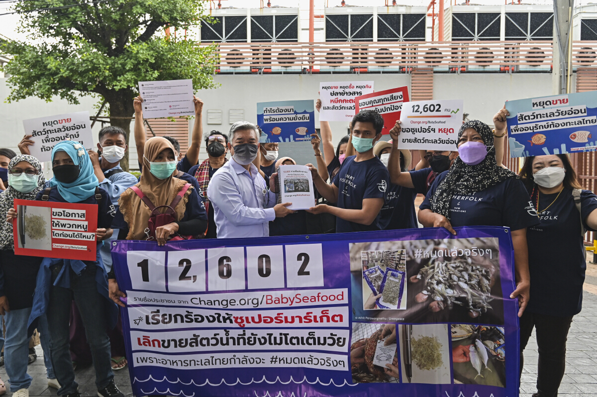 หอบ 1.2 หมื่นชื่อยื่น “ซูเปอร์มาร์เก็ต” หยุดขายสัตว์น้ำโตไม่เต็มวัย