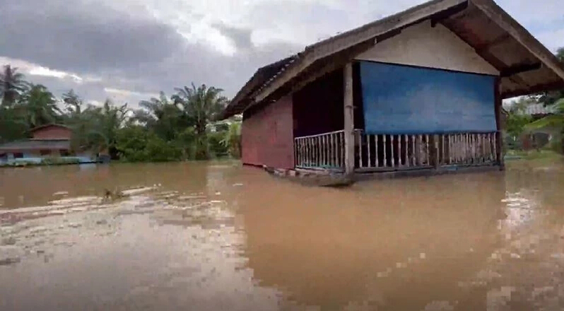 น้ำยังท่วมที่ลุ่ม 6 อำเภอสุราษฎร์ธานี เฝ้าระวังต่อฝนยังตกไม่หยุด