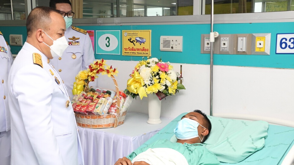 “ในหลวง” พระราชทานดอกไม้ ตะกร้าสิ่งของแก่อส.ทพ.บาดเจ็บ นราธิวาส