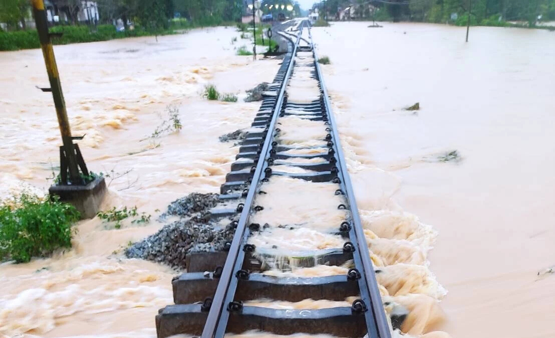 การรถไฟฯ หยุดเดินรถสายใต้ชั่วคราว หลังน้ำท่วมหนัก