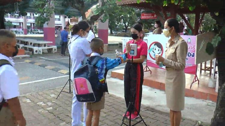 เปิดเรียนวันแรกคึกคัก ขณะที่ผู้ปกครองยังกังวลสถานการณ์โควิด-19