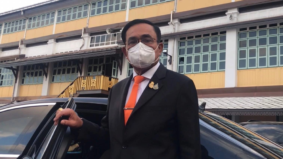นายกฯย้ำอยู่กับพปชร.ไม่ไปไหน-รับใจร้อนเดินเร็วสะดุดบันไดหัวโขกประตูรถ