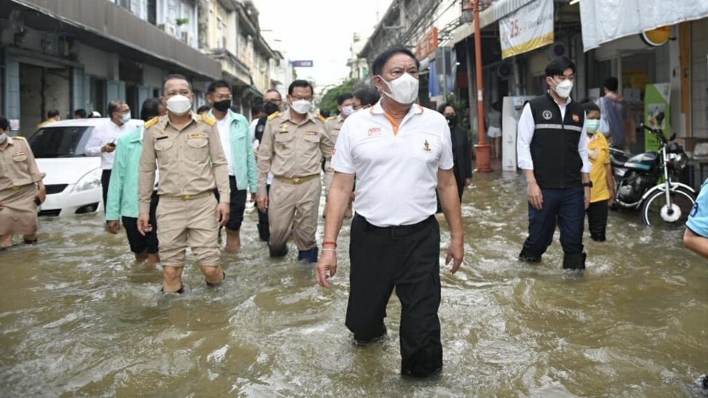 น้ำทะเลหนุนสูง! ล้นตลิ่งท่วมถนนทรงวาด "อัศวิน" สั่งเรียงกระสอบทราย รับมือน้ำขึ้นรอบใหม่เย็นนี้