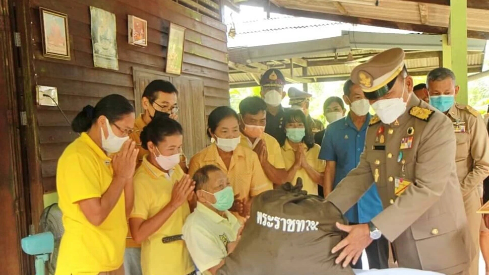 ในหลวง โปรดเกล้าฯ องคมนตรี เชิญถุงพระราชทานไปมอบแก่ราษฎรประสบอุทกภัย ชุมพร