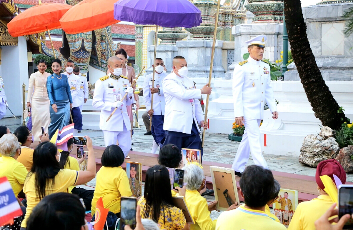 ในหลวง เสด็จฯ ไปทรงเปลี่ยนเครื่องทรงพระแก้วมรกตสำหรับฤดูหนาว 