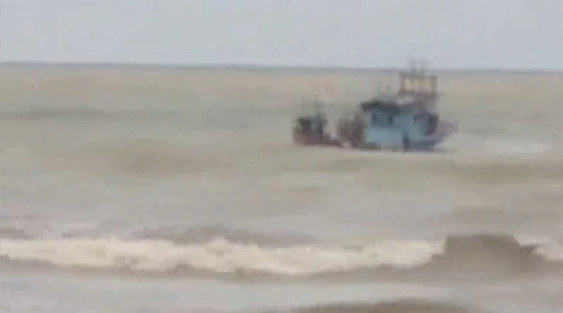 เปิดภาพวินาทีช่วย 2  ชาวประมง ถูกคลื่นซัดเรือล่มกลางทะเล