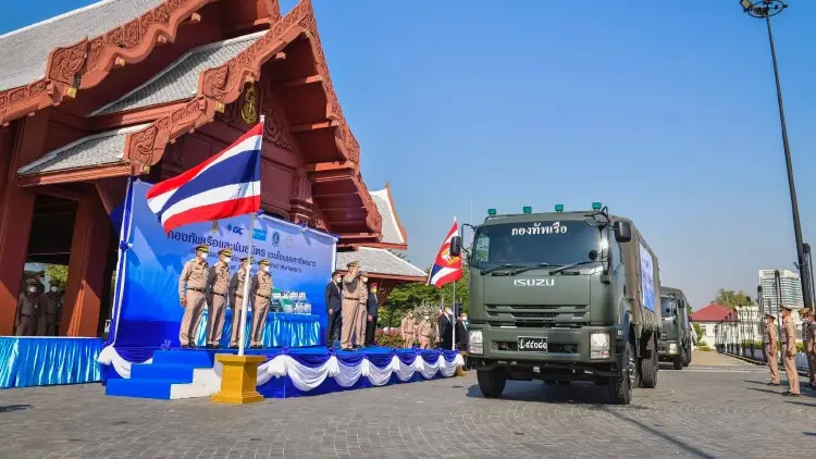 "ผบ.ทร." ปล่อยขบวนรถลำเลียงผ้าห่ม 7,500 ผืน มอบผู้ประสบภัยหนาวชายแดน