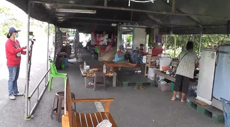 น้ำท่วมที่ลุ่มชาวบ้านอยู่บนถนน วอนรถบรรทุกชะลอความเร็ว
