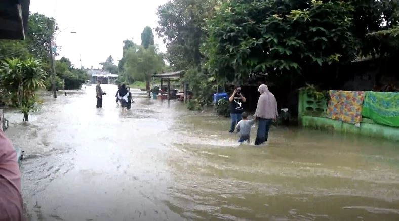 ชลประทาน ระดมเครื่องจักรกลเข้าซ่อมพนังกั้นน้ำพังจากมวลน้ำป่า