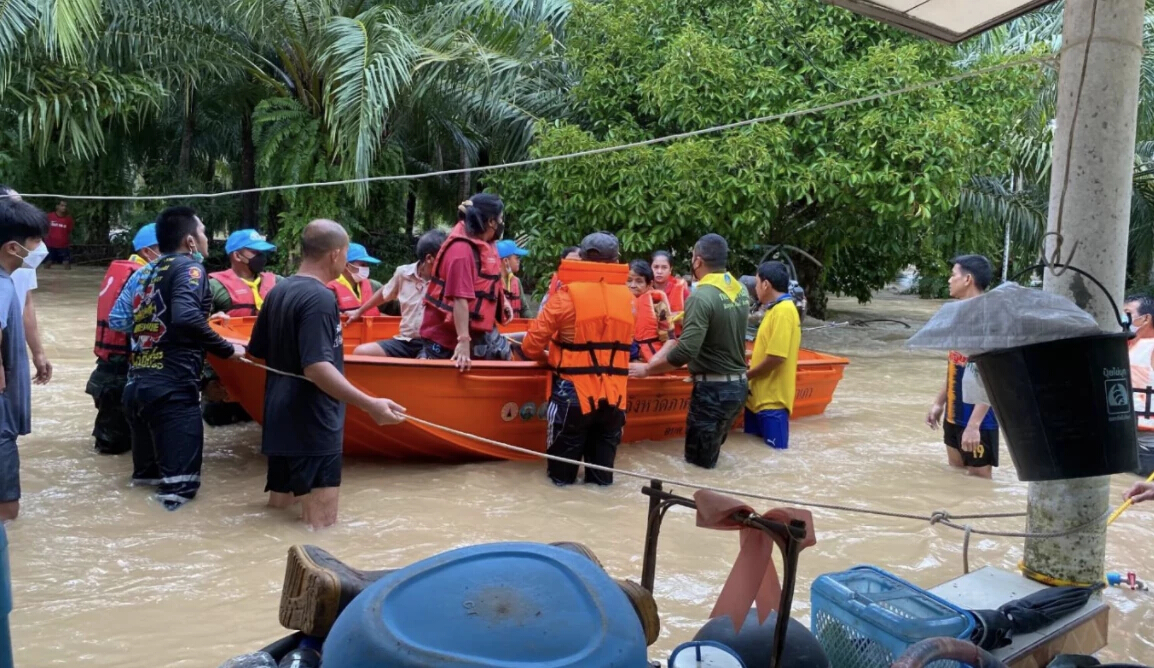 น้ำป่าทะลักท่วมบ้านเรือนชาว อ.สิชล เร่งขนย้ายผู้สูงอายุหนี