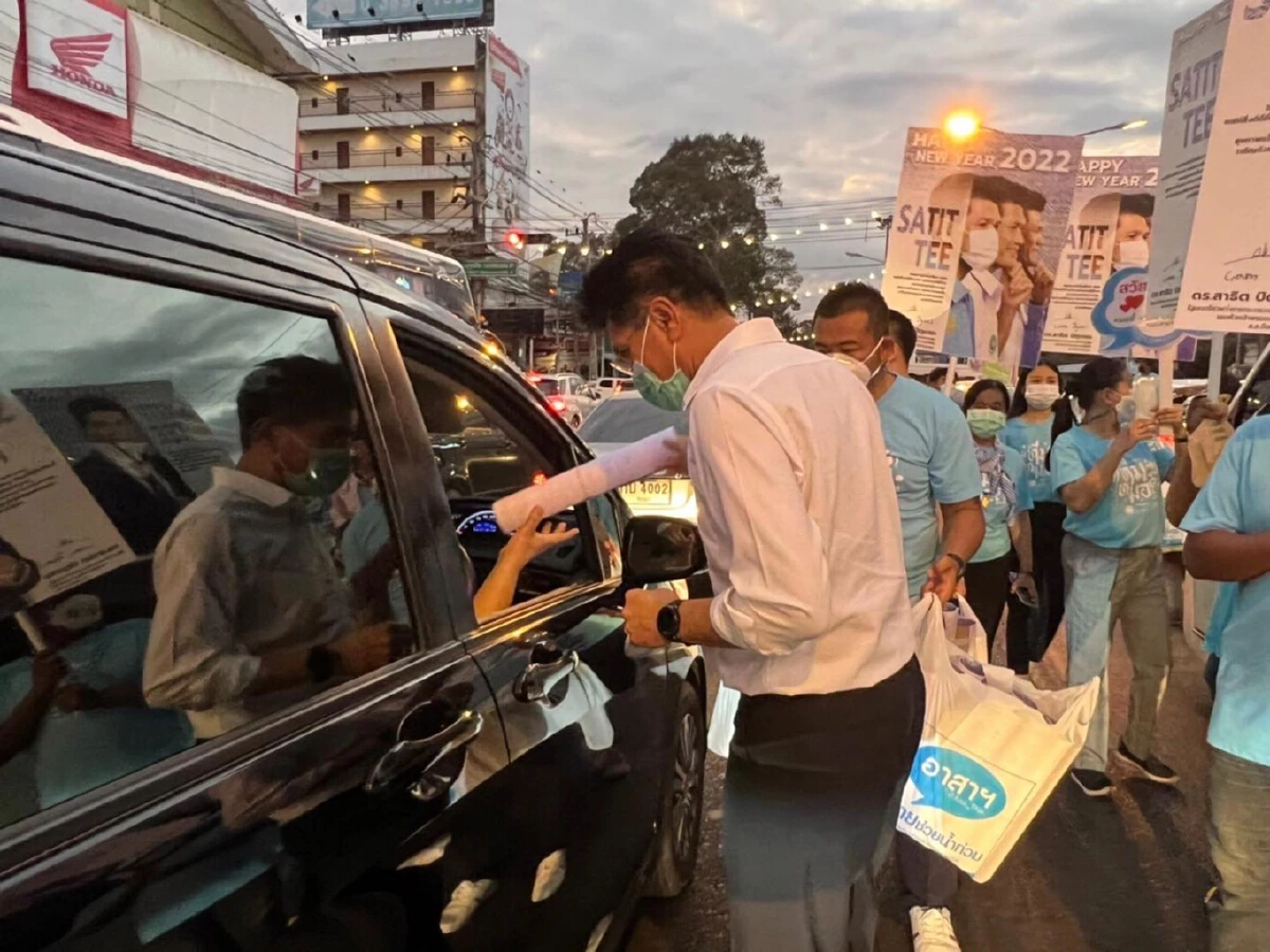 เพื่อประชาชน "รัฐมนตรี" เดินแจกปฏิทินตามแยกตอนรถติดไฟแดง