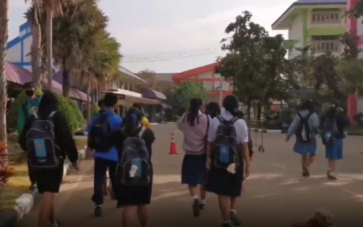 ครูด่านักเรียนศรีสะเกษ อัพเดท!เด็กจับเข่าคุยลับๆ กลัว-ขอให้ย้ายแล้วอย่ากลับมา