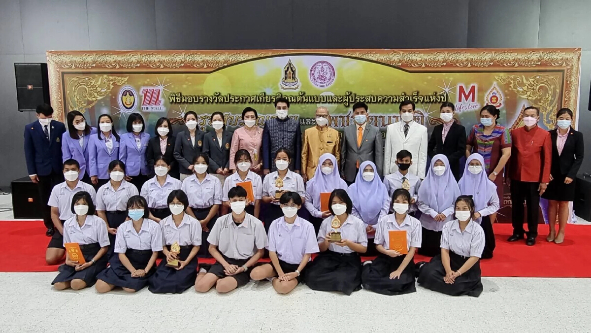 ผู้ชนะเลิศการแข่งขันสร้างสรรค์สื่อสอนวิชาชีพเข้ารับรางวัลเพชรรัตนชาติ