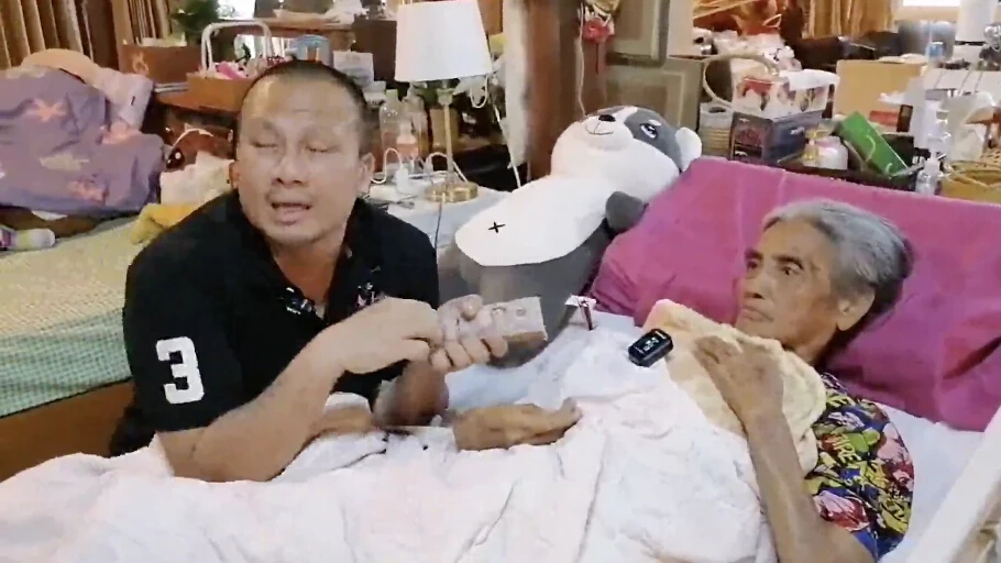 “แม่ปอง” หอบเงินแสนมาเป็นของขวัญวันเกิดแม่