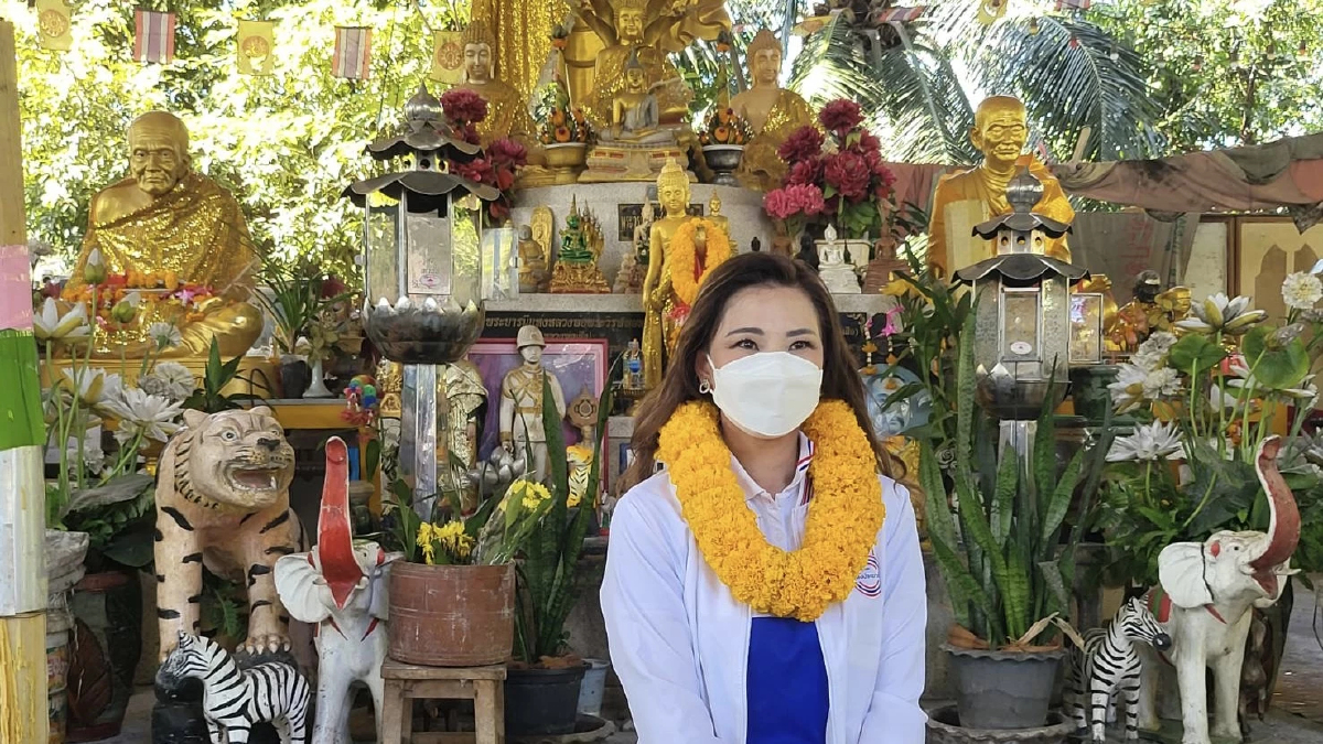"เจ๊หลี" กราบ "หลวงพ่อเสือ" ขอพรให้ได้เป็น "ส.ส.หลักสี่" ดูแล ปชช.