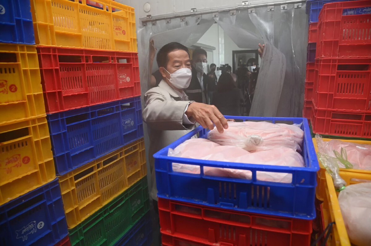 พาณิชย์ลุยเช็คสต็อกหมู ย้ำหากพบกักตุน เจอโทษทั้งจำและปรับ