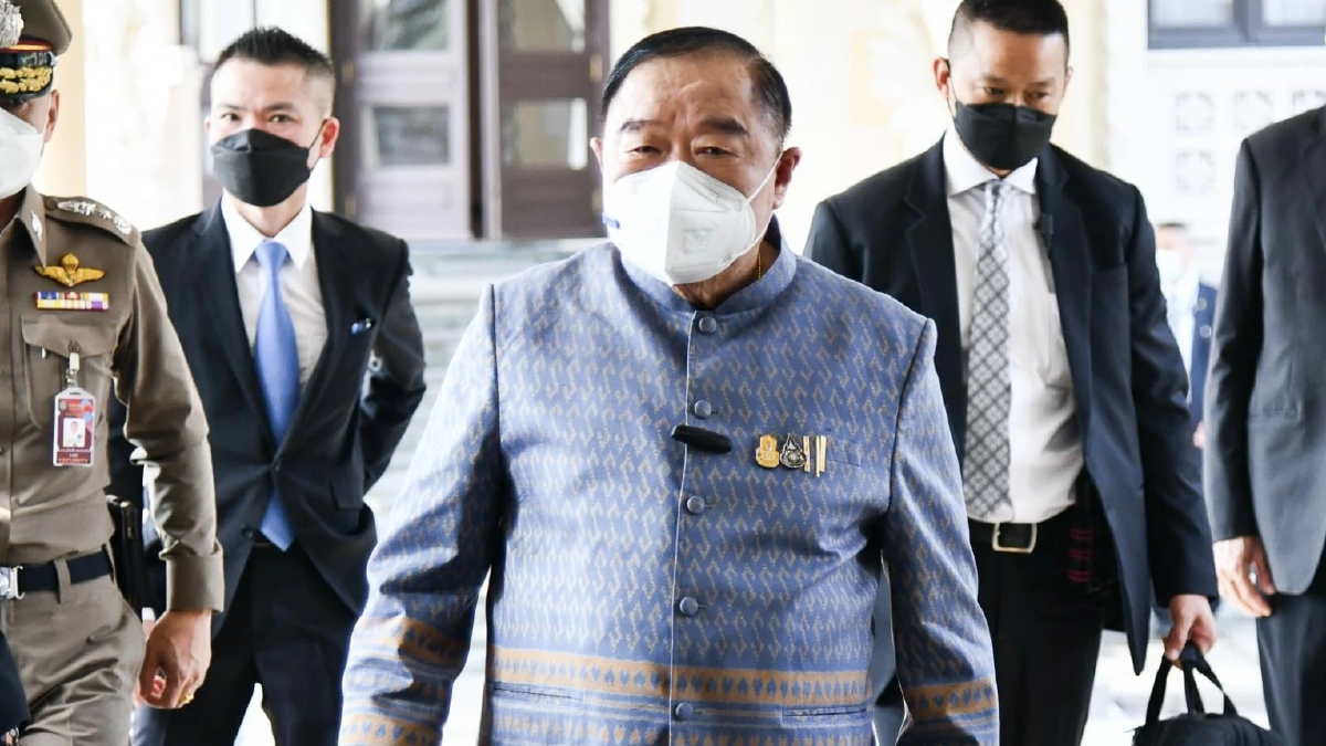 "ประวิตร"ลั่น ไม่แย่ง "มท.1" ของน้อง ดักคอ "ประยุทธ์" ไม่ต้องจุ้น "พปชร."