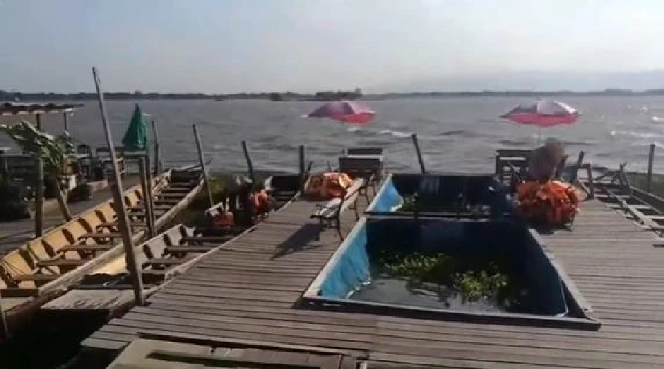 กว๊านพะเยาเดือด คลื่นสูงลมแรง สั่งหยุดให้บริการนักท่องเที่ยว