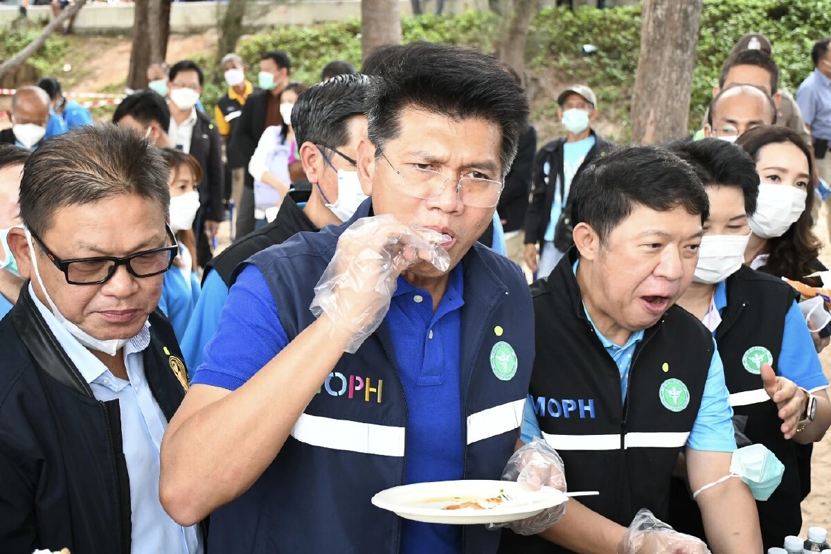 "สาธิต"โชว์กินอาหารทะเลระยอง ย้ำปลอดภัยกินได้