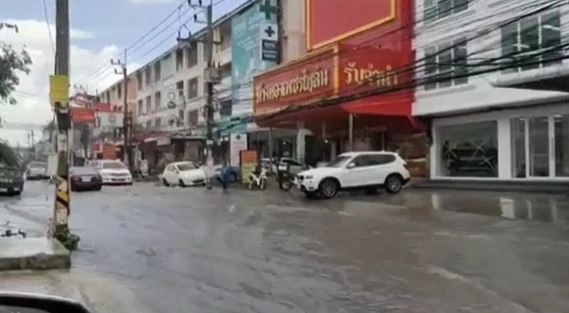 พัทยา ฝนตกน้ำท่วม การจราจรหลายสายชะลอตัว