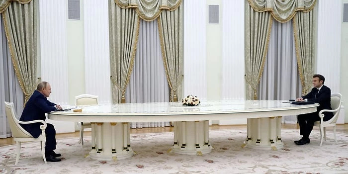 ไม่ไว้ใจ!‘มาครง’นั่งห่าง‘ปูติน’ 13 ฟุตเหตุไม่ยอมให้ตรวจ PCR